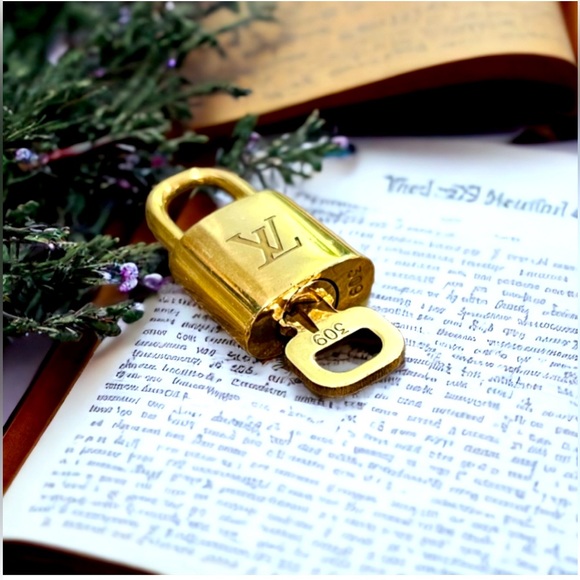 ⭐️HOST PICK⭐️ Louis Vuitton Lock & Key 🔐 - Picture 2 of 7